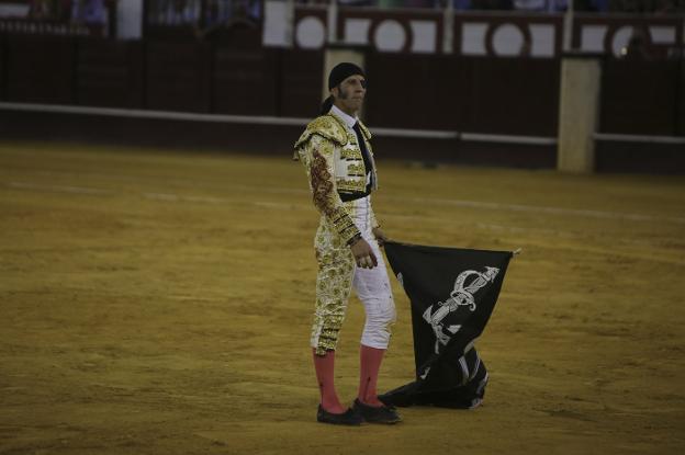 Padilla, tras sus dos vueltas al ruedo con una bandera pirata se despide de La Malagueta. 