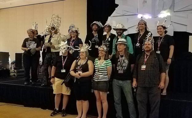 Participantes en el concurso de 'tin foil hats' .