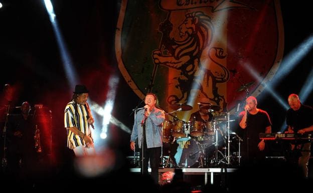Astro, Ali y Mickey, los integrantes originales de la banda, en un momento de su actuación en Estepona. 