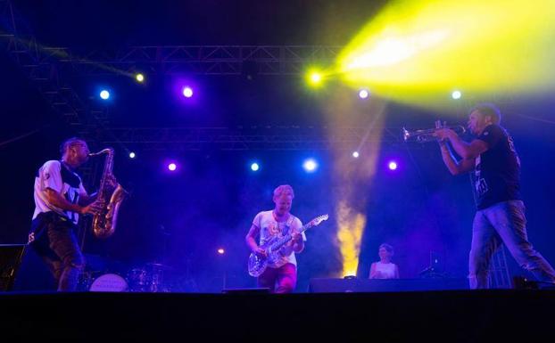 Imagen principal - Electrónica fusión y &#039;happy pop&#039; en la última noche en la explanada de la Juventud de la Feria de Málaga