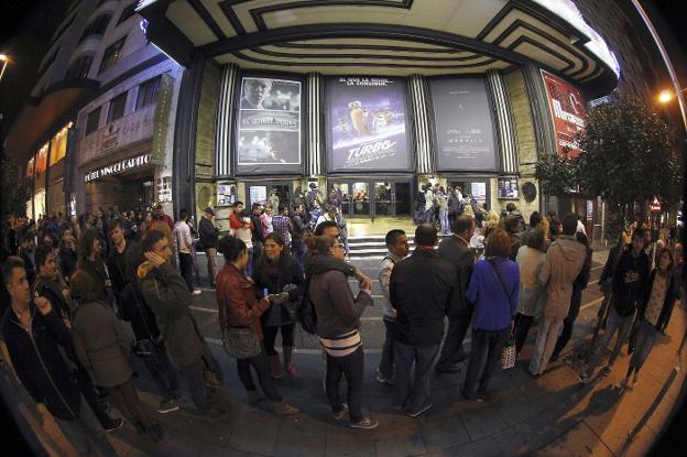 Decenas de espectadores hacen fila para comprar su entrada en unos cines de Madrid. :: Kiko Huesca / Efe