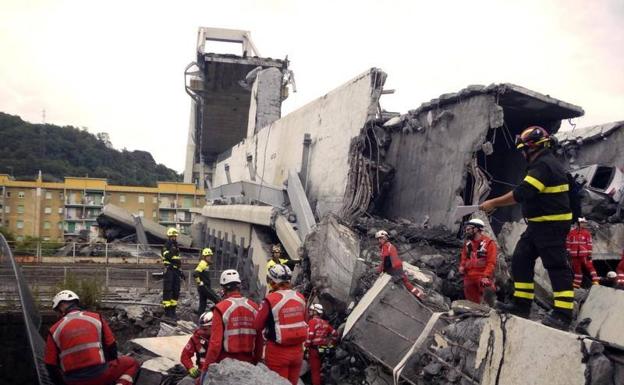 Trabajadores de la Cruz Roja buscan desaparecidos entre los escombros del puente Morandi en Génova. 