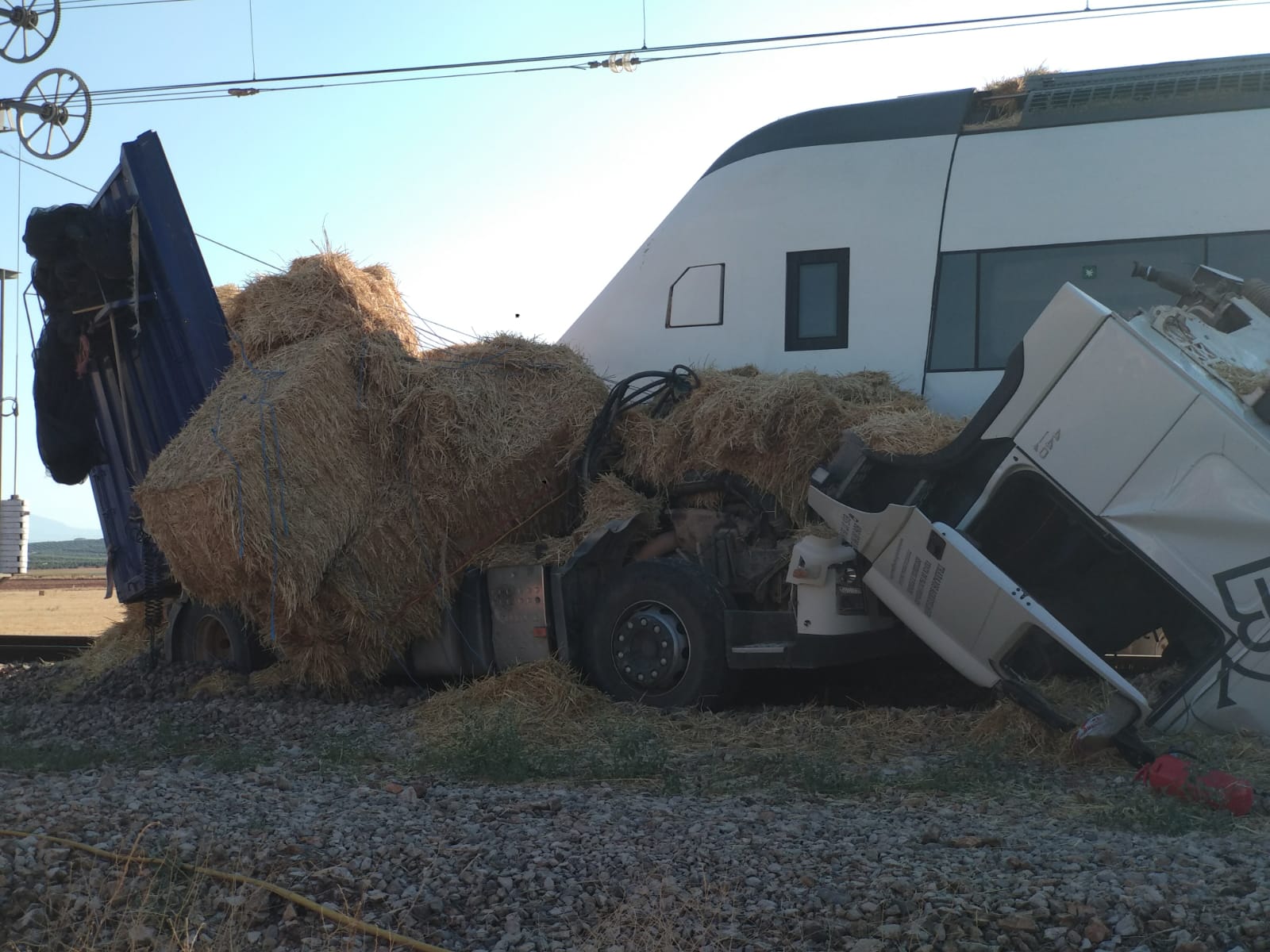 Fotos: Así fue el choque del tren Sevilla-Málaga con un camión entre Fuente de Piedra y Bobadilla