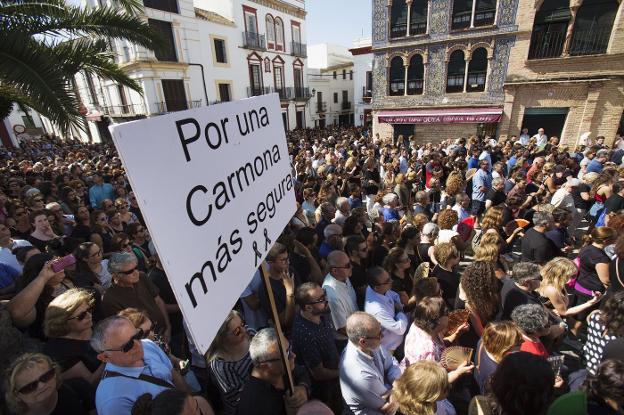 CARMONA SALE A LA CALLE PARA PEDIR MÁS SEGURIDAD