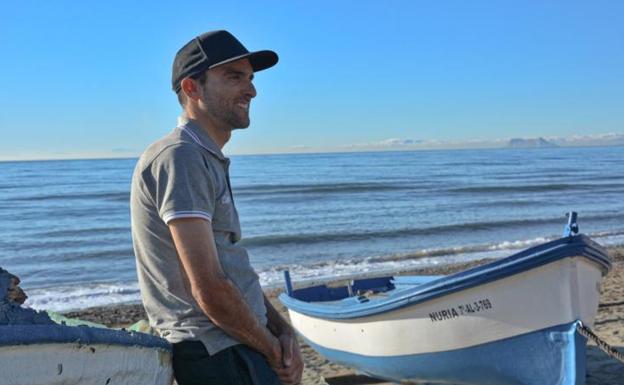 Junto al varadero de una playa en Estepona. 