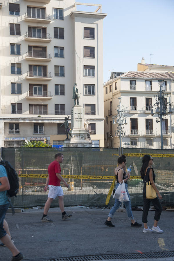 Fotos: La estatua del Marqués de Larios será desmontada para su restauración