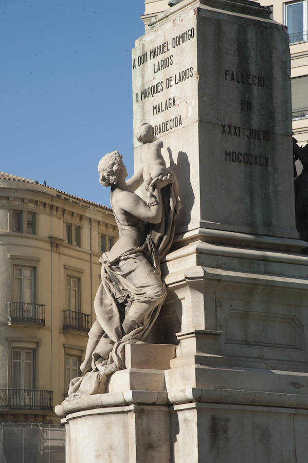 Fotos: La estatua del Marqués de Larios será desmontada para su restauración