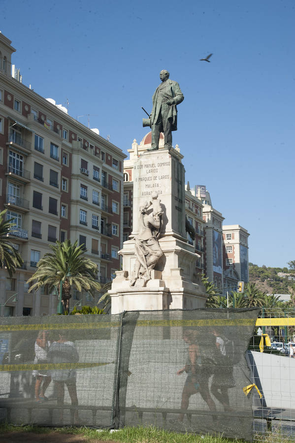 Fotos: La estatua del Marqués de Larios será desmontada para su restauración