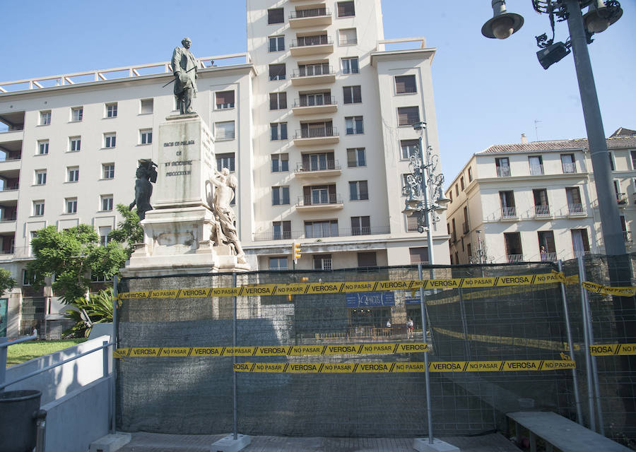 Fotos: La estatua del Marqués de Larios será desmontada para su restauración