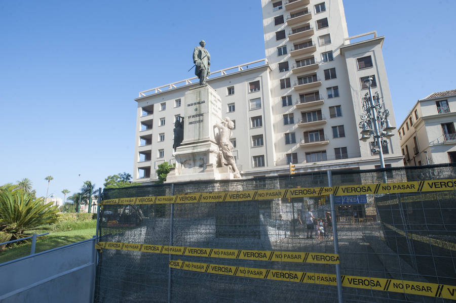 Fotos: La estatua del Marqués de Larios será desmontada para su restauración