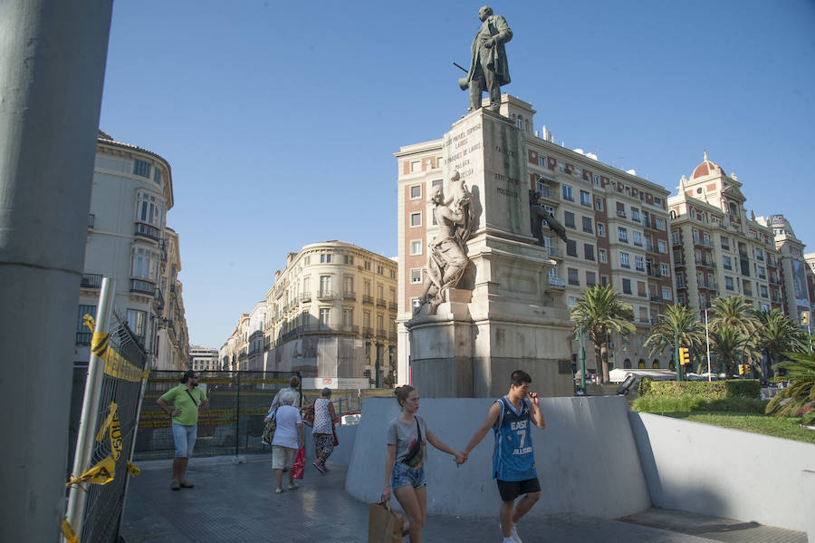 Fotos: La estatua del Marqués de Larios será desmontada para su restauración