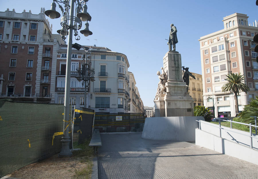 Fotos: La estatua del Marqués de Larios será desmontada para su restauración