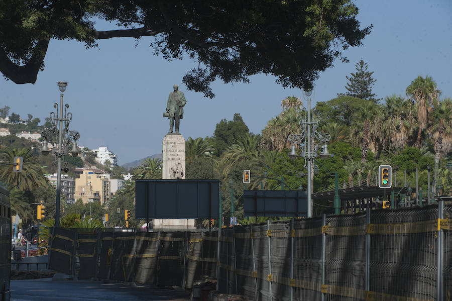 Fotos: La estatua del Marqués de Larios será desmontada para su restauración