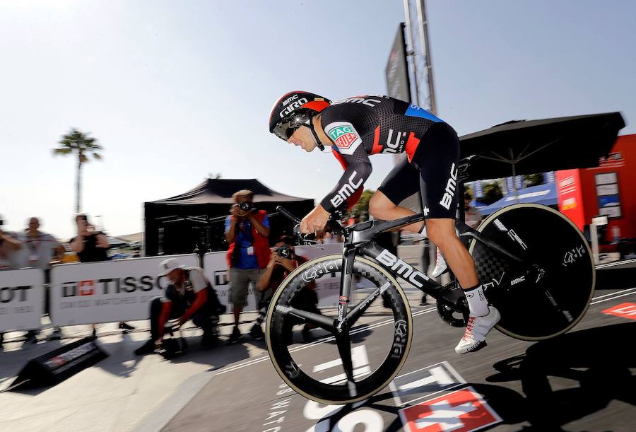 Málaga es protagonista en la Vuelta Ciclista España 2018. La etapa inicial y hasta otras tres tocan tierras malagueñas en una edición en la que hasta la canción oficial es de una malagueña. Aquí recogemos las mejores imágenes del paso por Málaga