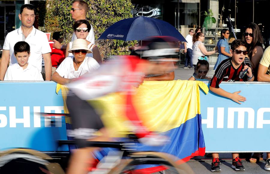 Málaga es protagonista en la Vuelta Ciclista España 2018. La etapa inicial y hasta otras tres tocan tierras malagueñas en una edición en la que hasta la canción oficial es de una malagueña. Aquí recogemos las mejores imágenes del paso por Málaga