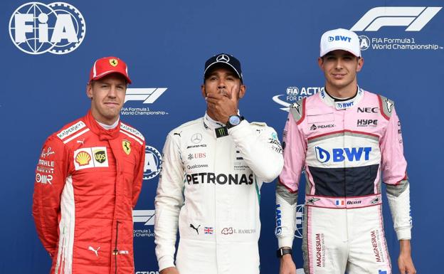 Lewis Hamilton celebra la 'pole', junto a Sebastian Vettel y Esteban Ocon. 