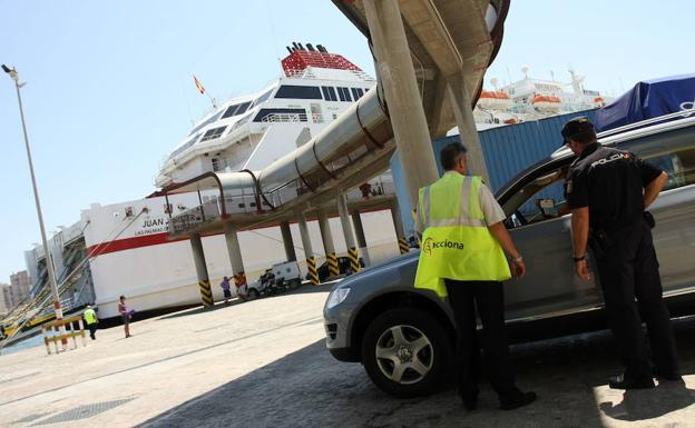 Control previo al embarque en el Puerto de Málaga.