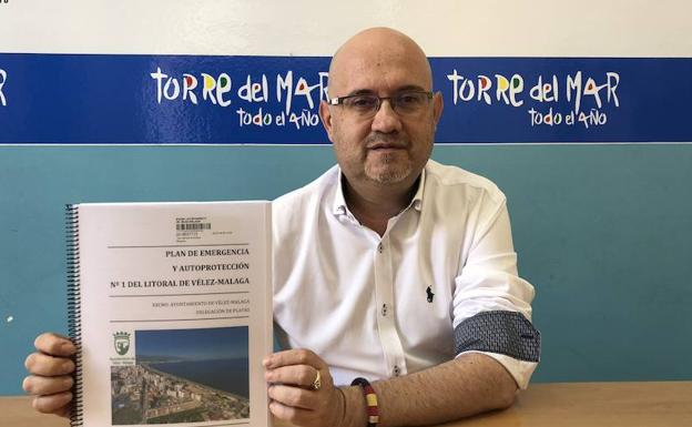 El edil de Playas, Jesús Atencia, con el documento elaborado.