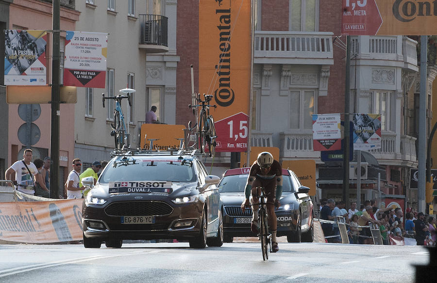 Málaga es protagonista en la Vuelta Ciclista España 2018. La etapa inicial y hasta otras tres tocan tierras malagueñas en una edición en la que hasta la canción oficial es de una malagueña. Aquí recogemos las mejores imágenes del paso por Málaga