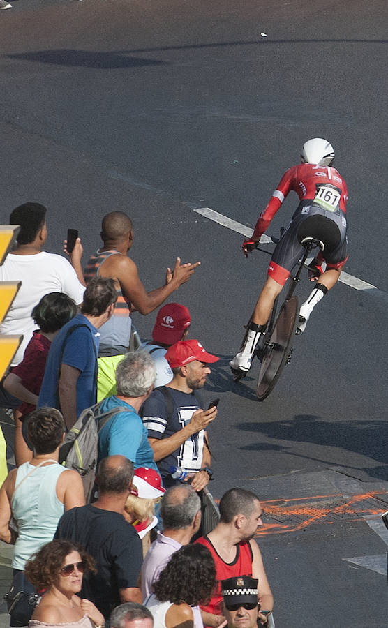 Málaga es protagonista en la Vuelta Ciclista España 2018. La etapa inicial y hasta otras tres tocan tierras malagueñas en una edición en la que hasta la canción oficial es de una malagueña. Aquí recogemos las mejores imágenes del paso por Málaga