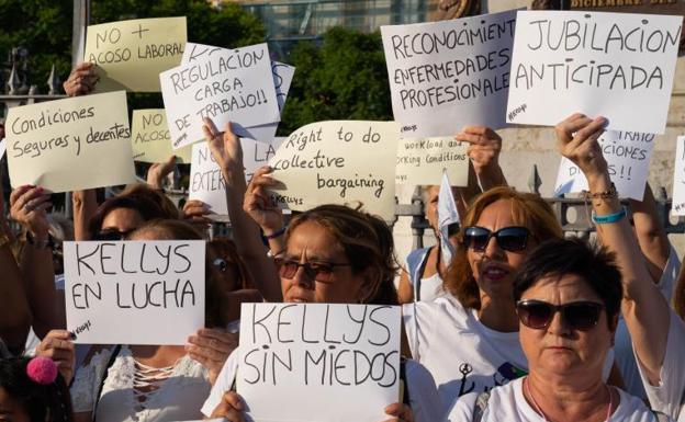 Las camareras de piso durante la concentración ayer en la Plaza de la Merced 