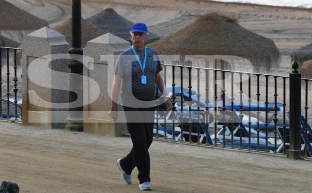 El escritor en una de sus caminatas en solitario