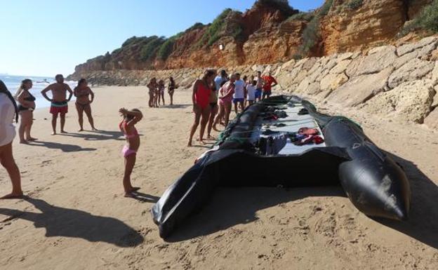 Los bañistas se arremolinan junto a la 'goma' en La Barrosa