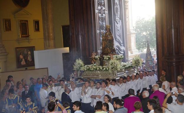 La Virgen de la Victoria, a su entrada a la Catedral.