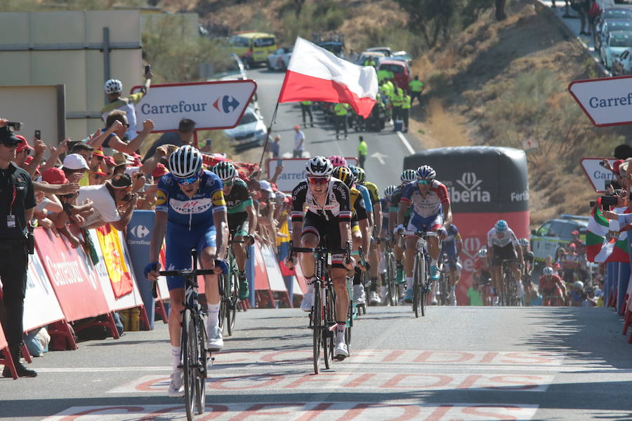 Málaga es protagonista en la Vuelta Ciclista España 2018. La etapa inicial y hasta otras tres tocan tierras malagueñas en una edición en la que hasta la canción oficial es de una malagueña. Aquí recogemos las mejores imágenes del paso por Málaga