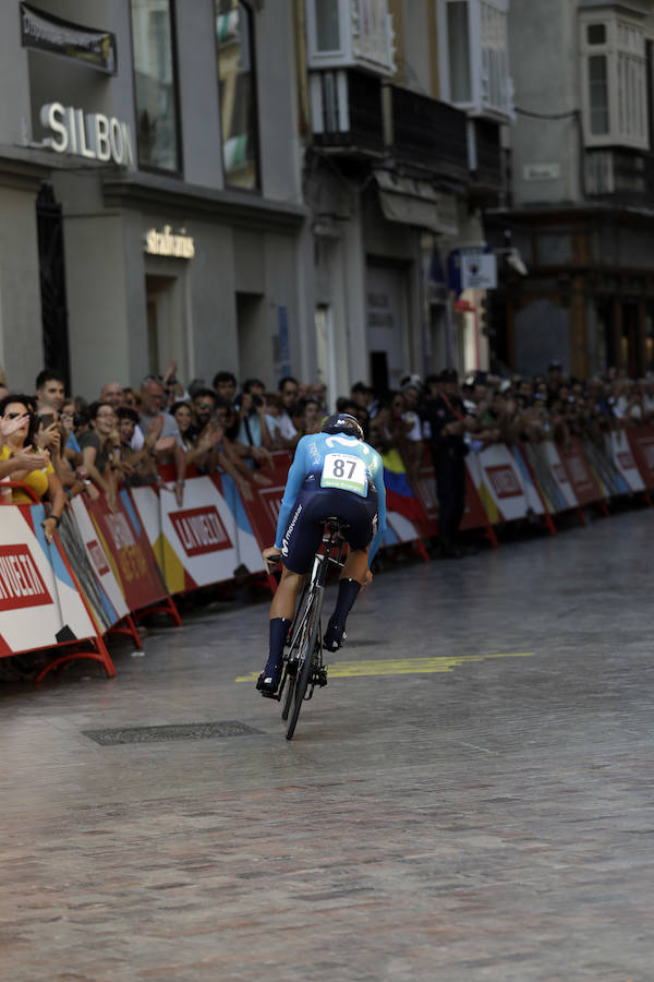 Málaga es protagonista en la Vuelta Ciclista España 2018. La etapa inicial y hasta otras tres tocan tierras malagueñas en una edición en la que hasta la canción oficial es de una malagueña. Aquí recogemos las mejores imágenes del paso por Málaga