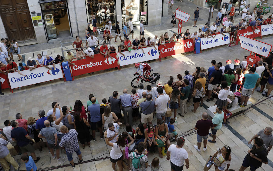 Málaga es protagonista en la Vuelta Ciclista España 2018. La etapa inicial y hasta otras tres tocan tierras malagueñas en una edición en la que hasta la canción oficial es de una malagueña. Aquí recogemos las mejores imágenes del paso por Málaga