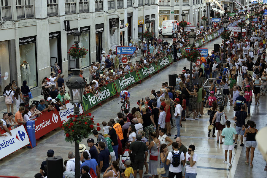 Málaga es protagonista en la Vuelta Ciclista España 2018. La etapa inicial y hasta otras tres tocan tierras malagueñas en una edición en la que hasta la canción oficial es de una malagueña. Aquí recogemos las mejores imágenes del paso por Málaga