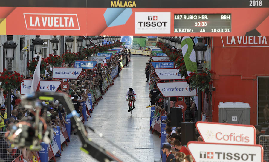 Málaga es protagonista en la Vuelta Ciclista España 2018. La etapa inicial y hasta otras tres tocan tierras malagueñas en una edición en la que hasta la canción oficial es de una malagueña. Aquí recogemos las mejores imágenes del paso por Málaga