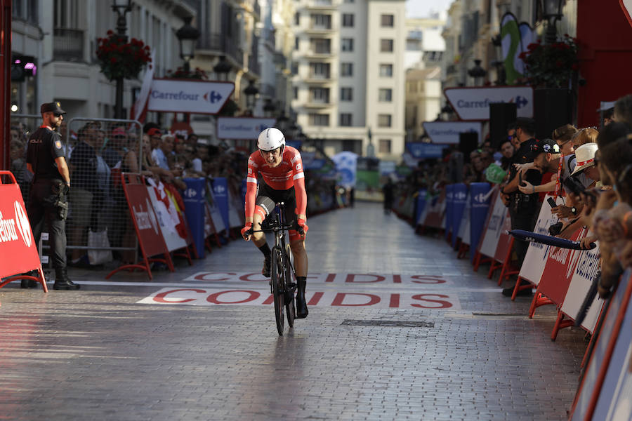 Málaga es protagonista en la Vuelta Ciclista España 2018. La etapa inicial y hasta otras tres tocan tierras malagueñas en una edición en la que hasta la canción oficial es de una malagueña. Aquí recogemos las mejores imágenes del paso por Málaga