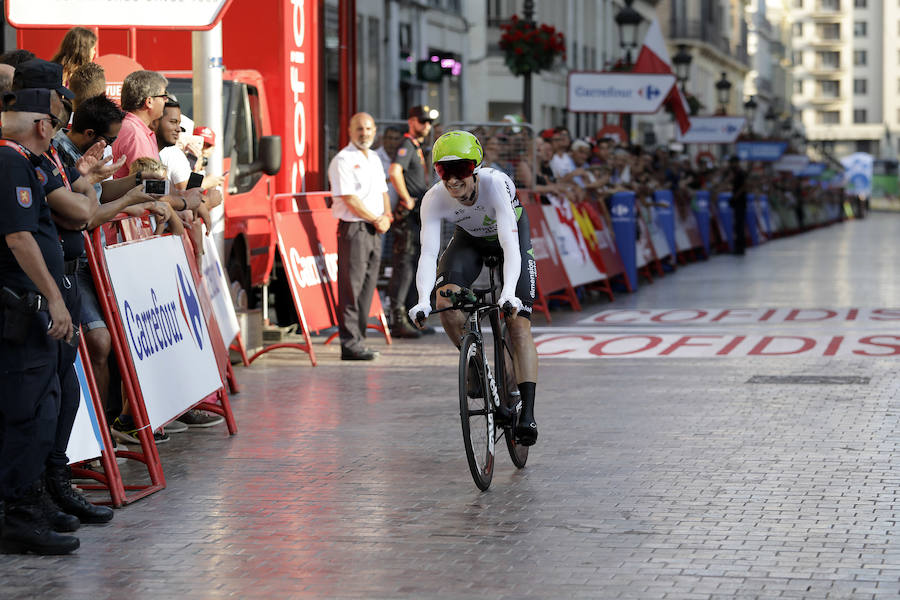 Málaga es protagonista en la Vuelta Ciclista España 2018. La etapa inicial y hasta otras tres tocan tierras malagueñas en una edición en la que hasta la canción oficial es de una malagueña. Aquí recogemos las mejores imágenes del paso por Málaga