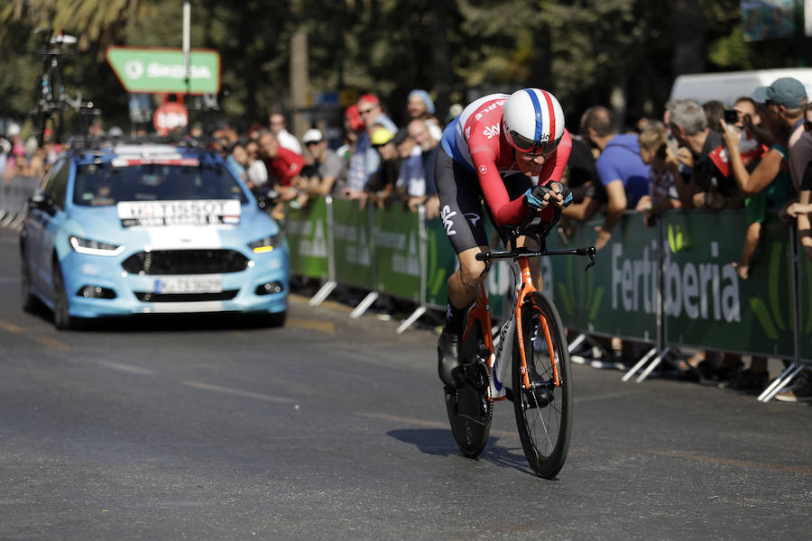 Málaga es protagonista en la Vuelta Ciclista España 2018. La etapa inicial y hasta otras tres tocan tierras malagueñas en una edición en la que hasta la canción oficial es de una malagueña. Aquí recogemos las mejores imágenes del paso por Málaga