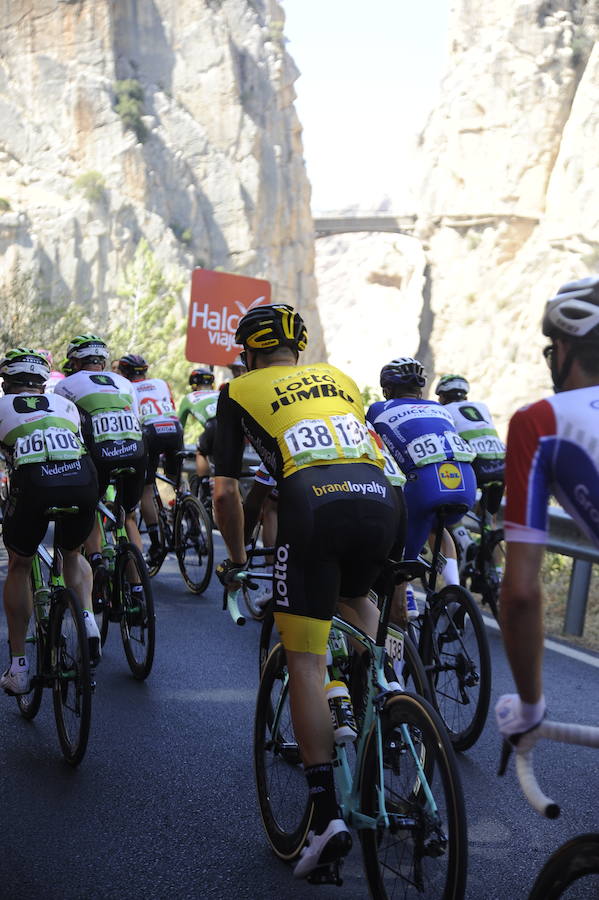 Málaga es protagonista en la Vuelta Ciclista España 2018. La etapa inicial y hasta otras tres tocan tierras malagueñas en una edición en la que hasta la canción oficial es de una malagueña. Aquí recogemos las mejores imágenes del paso por Málaga