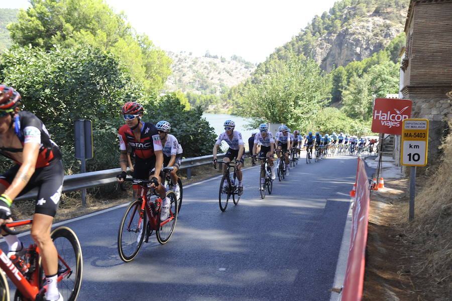 Málaga es protagonista en la Vuelta Ciclista España 2018. La etapa inicial y hasta otras tres tocan tierras malagueñas en una edición en la que hasta la canción oficial es de una malagueña. Aquí recogemos las mejores imágenes del paso por Málaga