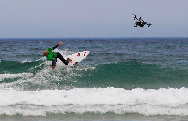 Se trata de imágenes de la competición absoluta del 'Pull&Bear Pantín Classic Galicia Pro', que se celebra en la playa de Pantín, en Valdoviño (A Coruña)