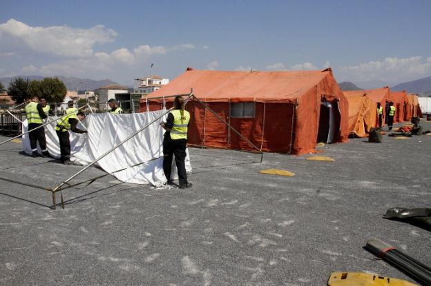 La UME monta el Centro de Atención Temporal a Extranjeros en el puerto de Motril.