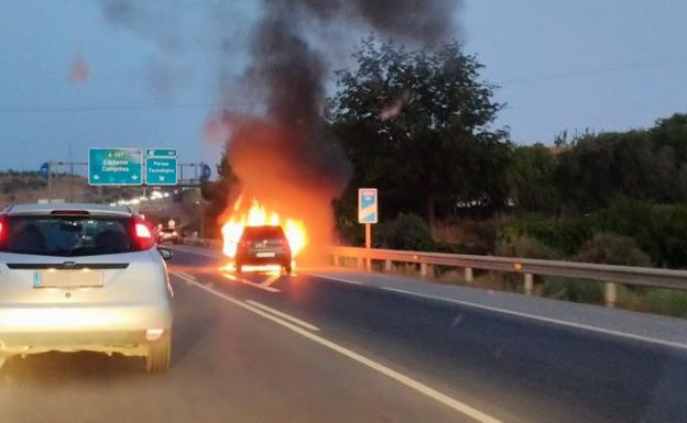 El coche envuelto en llamas. 