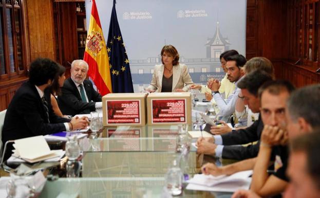 La ministra de Justicia, Dolores Delgado (c), durante la reunión para apoyar la campaña de #PorUnaLeyJusta. 