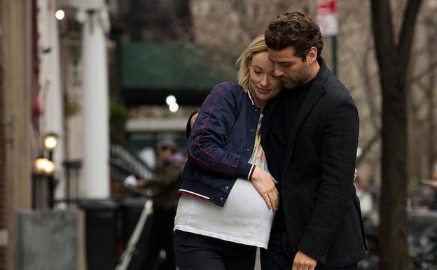 Imagen principal - Olivia Wilde y Oscar Isaac dan vida a los personajes centrales de la historia coral de 'Life Itself'. Junto a ellos, Annette Bening, en un fotograma del filme. Cartel de la película. 