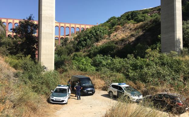 Guardia Civil y el vehículo de la funeraria judicial, en la zona.
