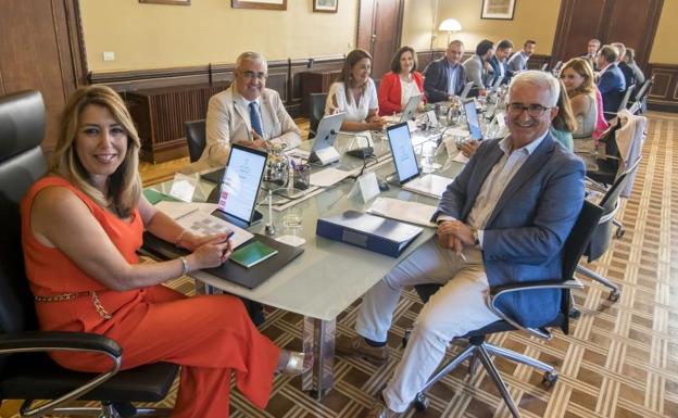 La presidenta andaluza, Susana Díaz, preside el Consejo de Gobierno de la Junta que ha retomado hoy la actividad.