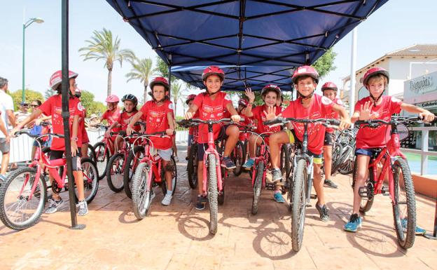 Participantes en La Vuelta Júnior-Cofidís, antes de salir