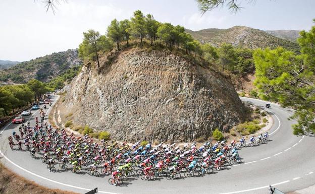 La Vuelta, a su paso por el Puerto de las Abejas, en El Burgo. 