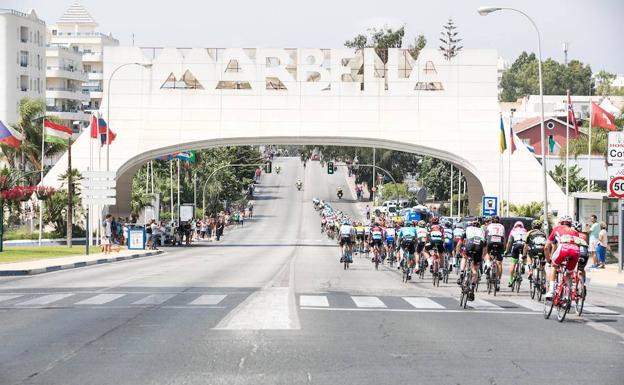 Imagen principal - El pelotón a su paso por Marbella. Elías Bendodo y Joaquín Villanova junto a otras autoridades.Los corredores, en la Avenida Ramón y Cajal marbellí. 