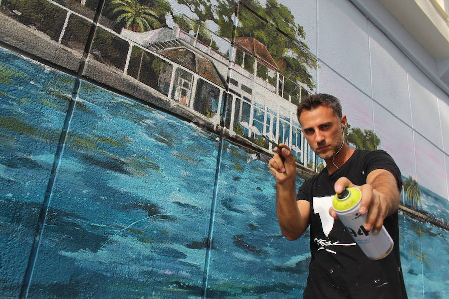 En una de las fachadas del entorno del Balneario de los Baños del Carmen, han realizaco un mural de cuartenta y cinco metros de largo y tres de alto con la panorámica del emblemático lugar malagueño. Doger ha sido el autor de la obra.