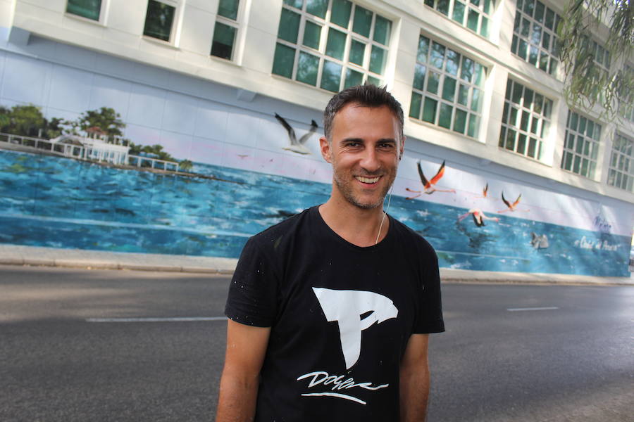 En una de las fachadas del entorno del Balneario de los Baños del Carmen, han realizaco un mural de cuartenta y cinco metros de largo y tres de alto con la panorámica del emblemático lugar malagueño. Doger ha sido el autor de la obra.